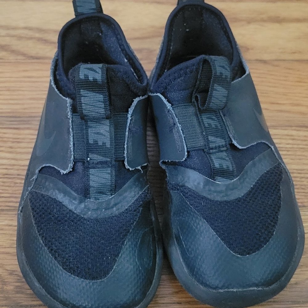 Nike all black toddler size 9 shoes